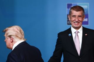 Babiš čelí posměchu: Kritiky rozesmála jeho fotografie s Trumpem a divné podání rukou